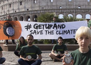 Alcuni partecipanti al flash mob davanti al Colosseo (foto: http://www.ninin.liguria.it/)