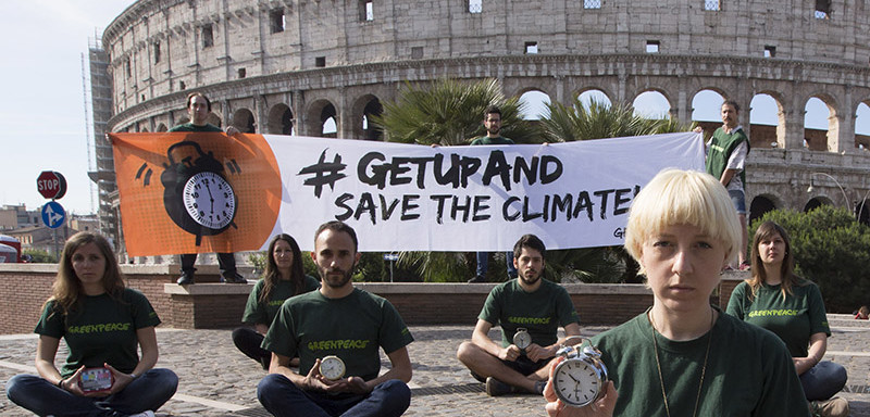 Alcuni partecipanti al flash mob davanti al Colosseo (foto: http://www.ninin.liguria.it/)