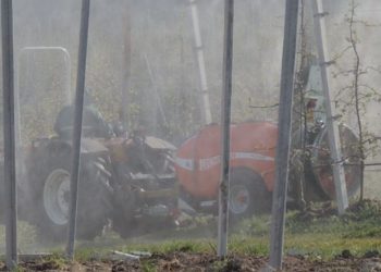 Un agricoltore della Val di Non intento ad irrorare i meleti con pesticidi