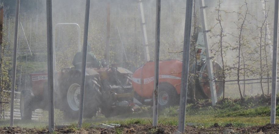 Un agricoltore della Val di Non intento ad irrorare i meleti con pesticidi