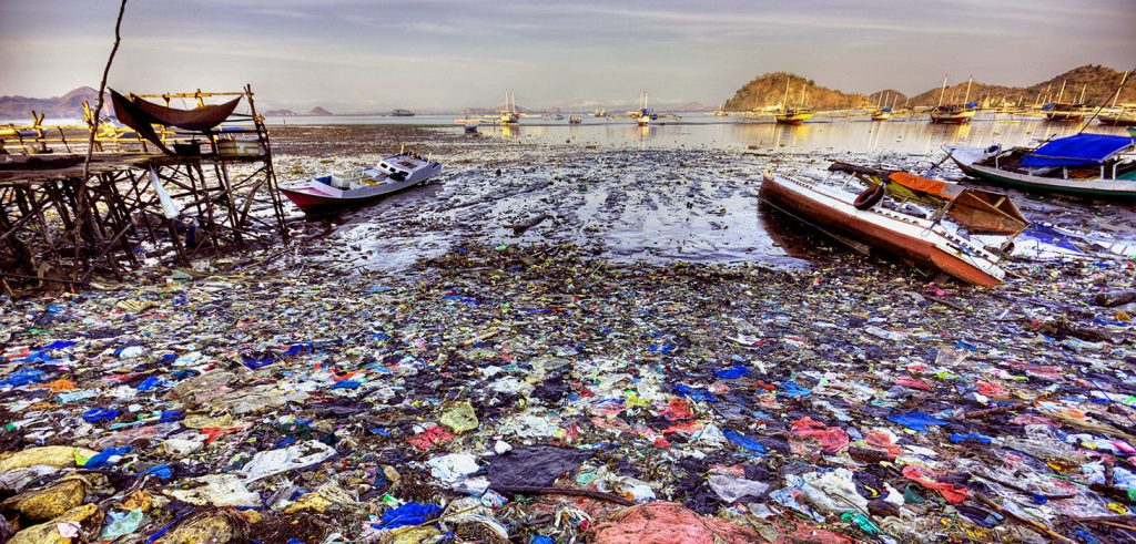 La superficie inquinata di una baia (foto: america.aljazeera.com)