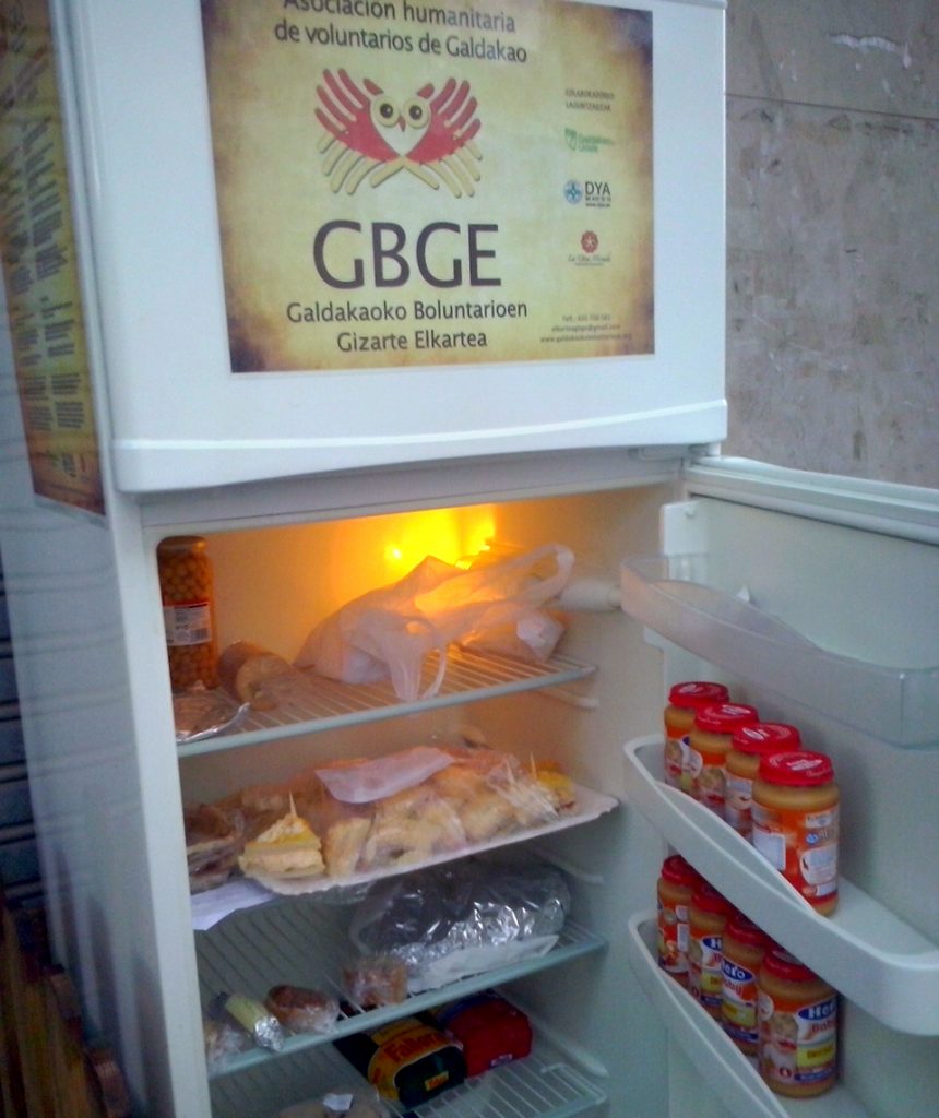Il frigorifero della solidarietà alimentare. Foto: www.ilfattoalimentare.it