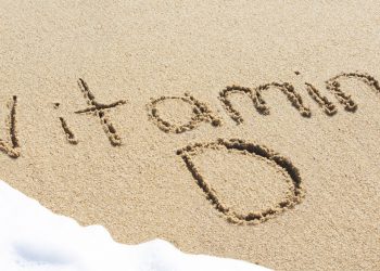 Vitamin D scritta sulla spiaggia (foto: blog.supplementare.com.br)