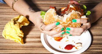 Troppo cibo spazzatura rende più stupidi Secondo uno studio il cibo spazzatura rende più stupidi