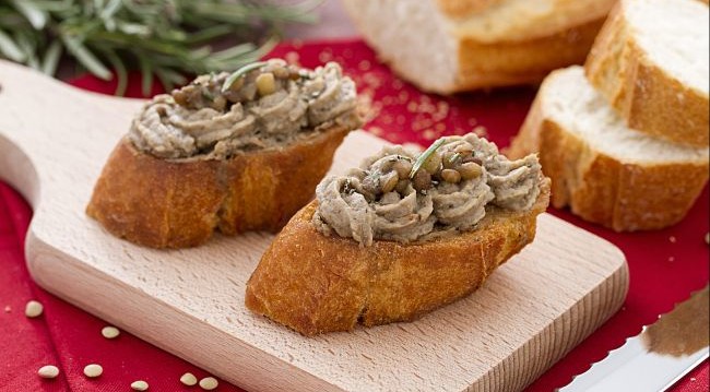 Crostini di pane con crema di lenticchie e rosmarino (foto: giallozafferano.it)