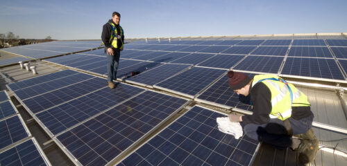 Operai impegnati a installare un pannello fotovoltaico (foto: www.mcgill.co.uk)