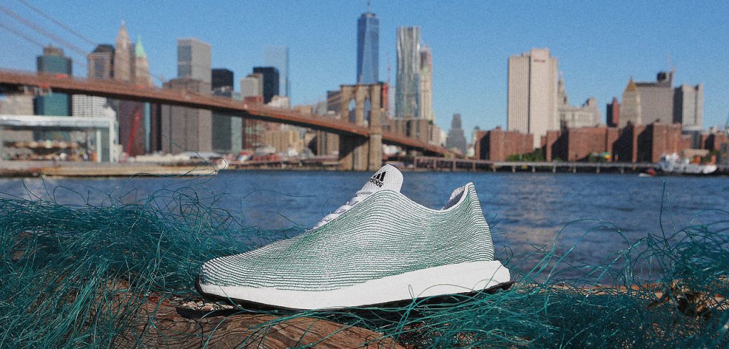 Le scarpe prodotte dall'Adidas a partire dalle vecchie reti da pesca (foto: www.fastcoexist.com)