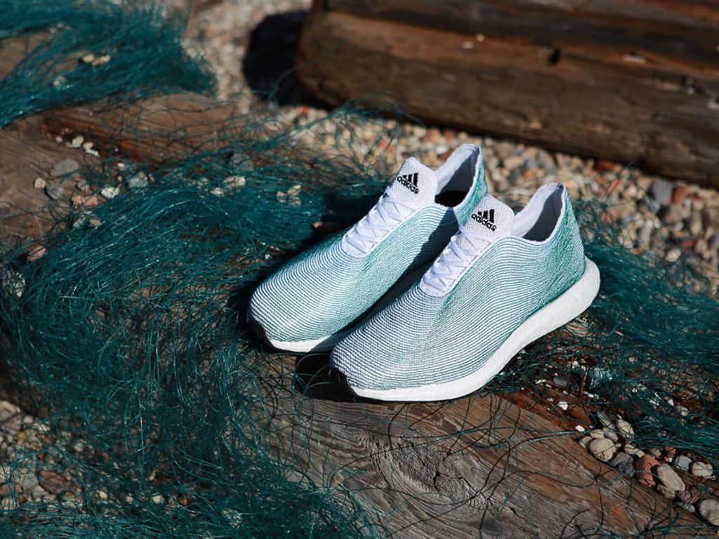 Le scarpe prodotte dall'Adidas a partire dalle vecchie reti da pesca (foto: magazine.good.is)