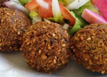 Polpette di Falafel su un letto di verdure (foto: livermorerocks.com)