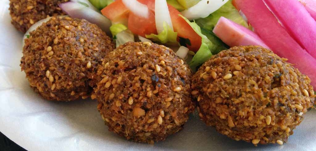 Polpette di Falafel su un letto di verdure (foto: livermorerocks.com)