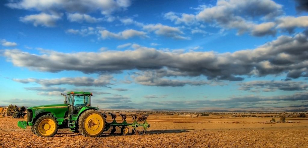 Un trattore in un campo (foto: www.gazzettaitalomoldova.md)