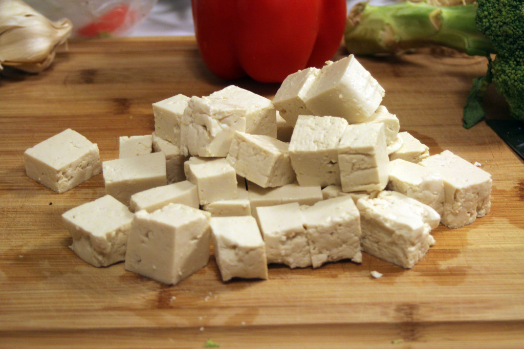Tofu tagliato a cubetti (foto: funnyloveblog.com)