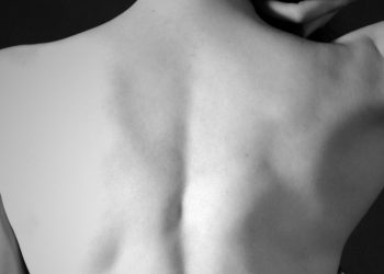 La schiena di una ragazza (foto: www.bigodino.it)
