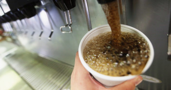 Cibo spazzatura: quanto fanno male le bibite zuccherate? Bibite zuccherate servite in un fast food (foto: www.formea.it)