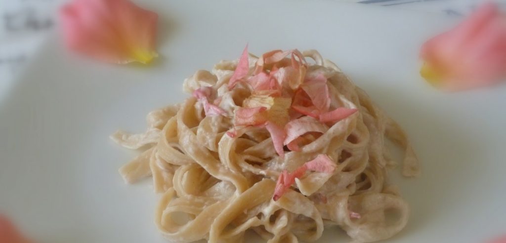 tagliatelle ai petali di rosa