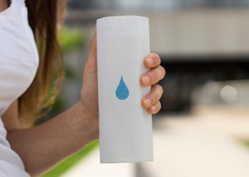 Paper water co, la bottiglia fatta con la cera d'api