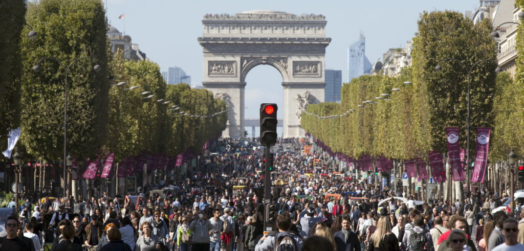 Tutti a piedi a Parigi in occasione del Car Free Day