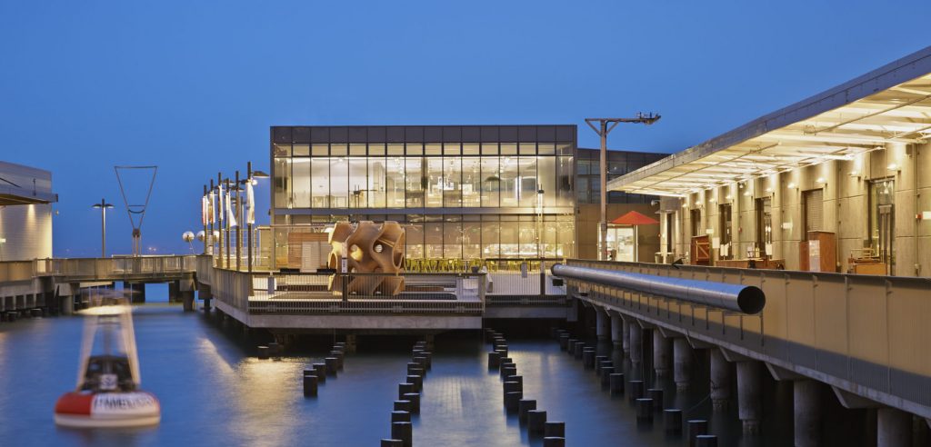 Exploratorium_Bruce_Damonte_Bay_Observatory_and_pier_pilings - i 10 progetti più sostenibili