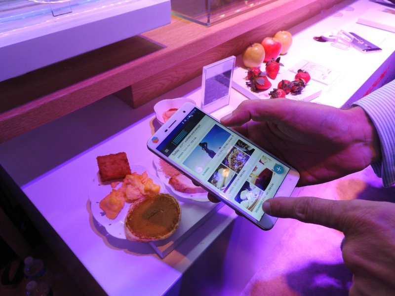 Presentato Changhong H2 lo smartphone conta calorie che uno scanner può leggere la composizione chimica della materia e degli oggetti inquadrati