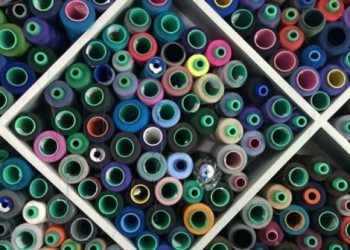 Industria sostenibile della moda: rolls of colourful threads (foto: freegreatpicture.com)