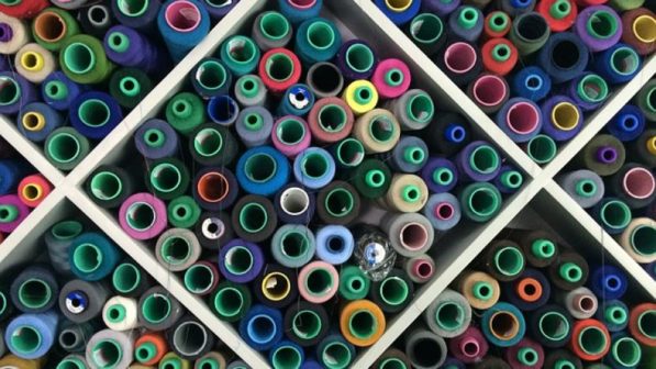 Industria sostenibile della moda: rolls of colourful threads (foto: freegreatpicture.com)