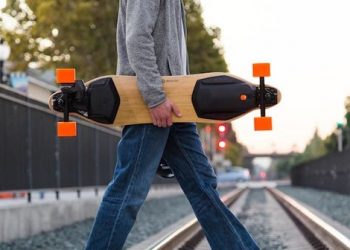 Skateboard elettrici: come si sta rivoluzionando il trasporto urbano sostenibile