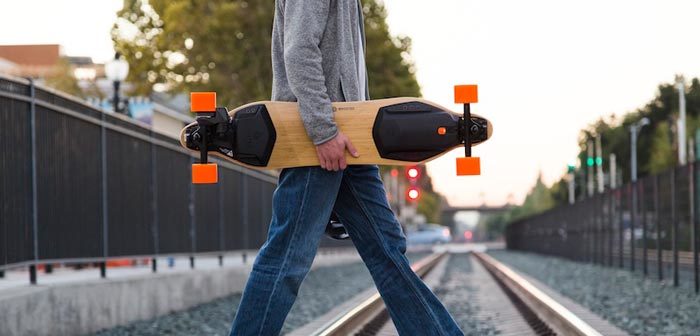 Skateboard elettrici: come si sta rivoluzionando il trasporto urbano sostenibile