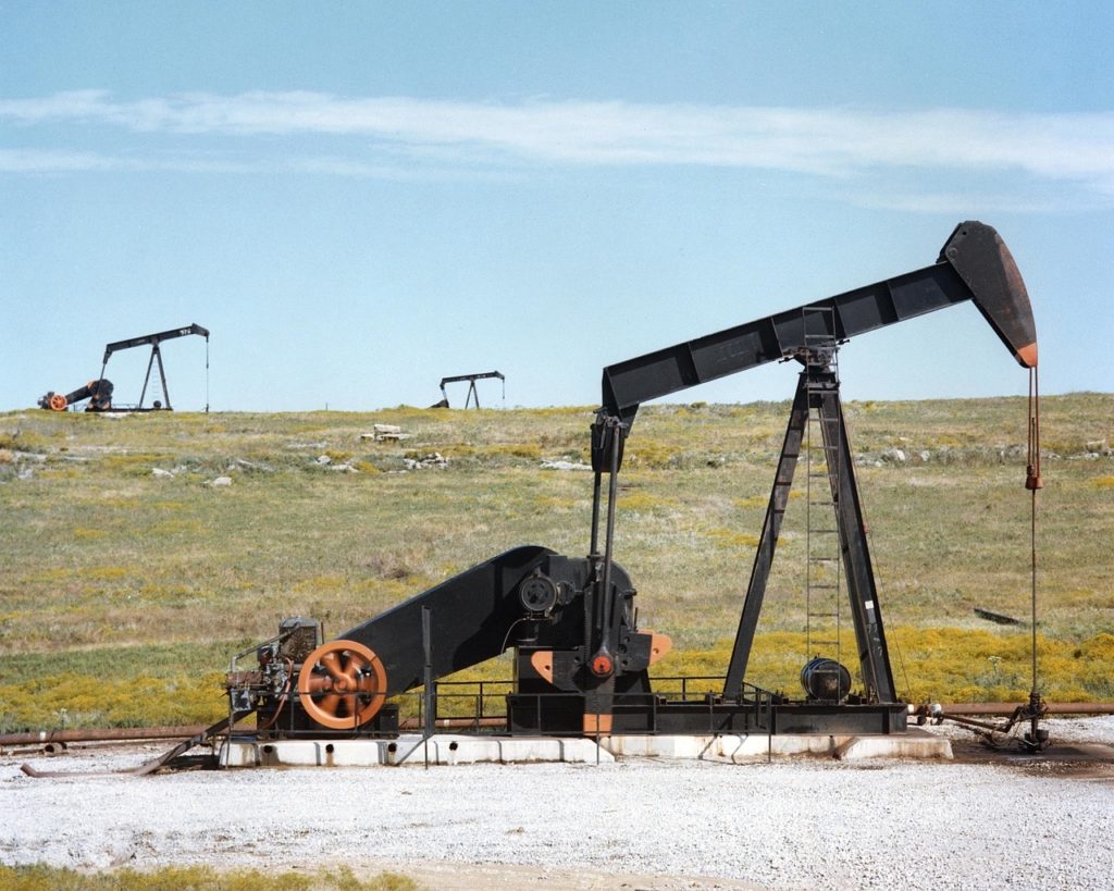 pompa petrolifera Usa (foto: wind turbines girl (turbine eoliche (foto: pompa petrolifera Usa (https://pixabay.com/)