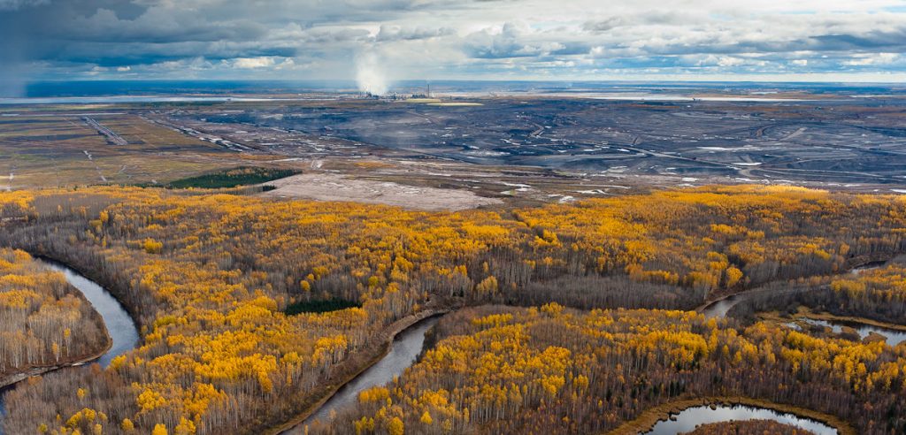 Impatto ambientale dell'industria petrolifera: il contributo del fotografo canadese Garth Lenz nella lotta all'inquinamento