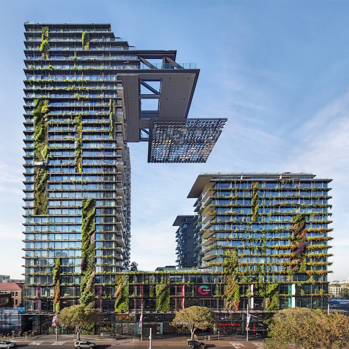 edifici ricoperti di verde