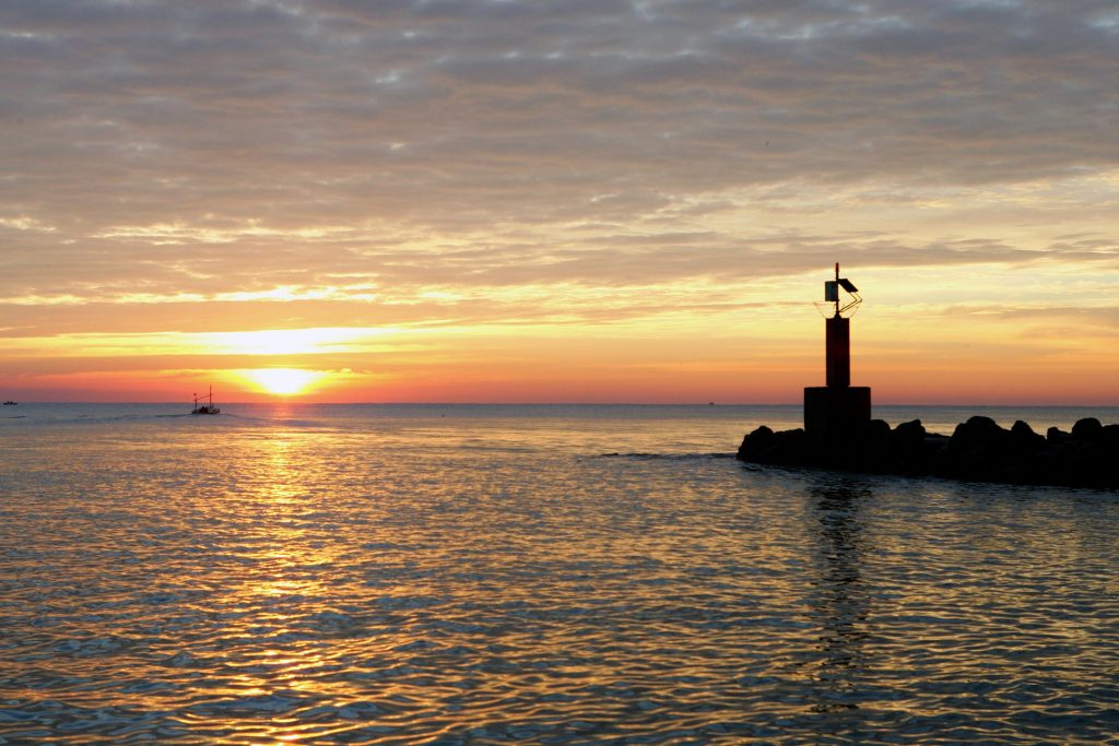 Sunset at the ocean with lighthouse (foto: https://pixabay.com/)