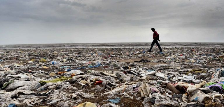 Protezione dei mari, rifiuti di plastica negli oceani. Foto di S L Shanth Kumar (https://lareleveetlapeste.fr/)