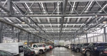 Tettoie con pannelli solari nei parcheggi di centri commerciali e stadi pannelli solari coperture parcheggi
