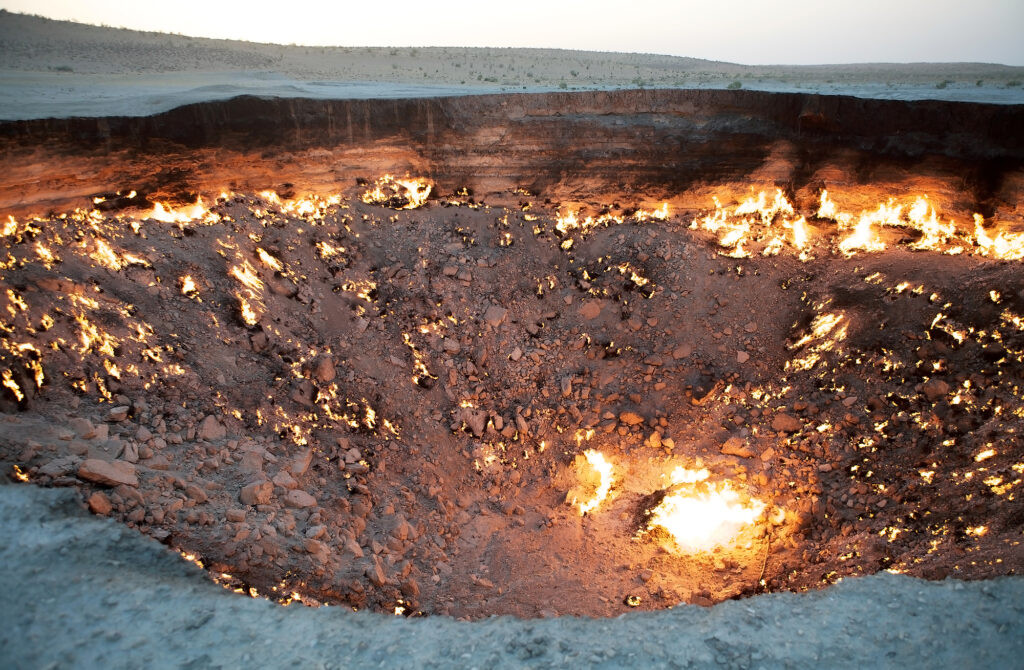 Dettaglio della porta dell'inferno in Turkmenistan.