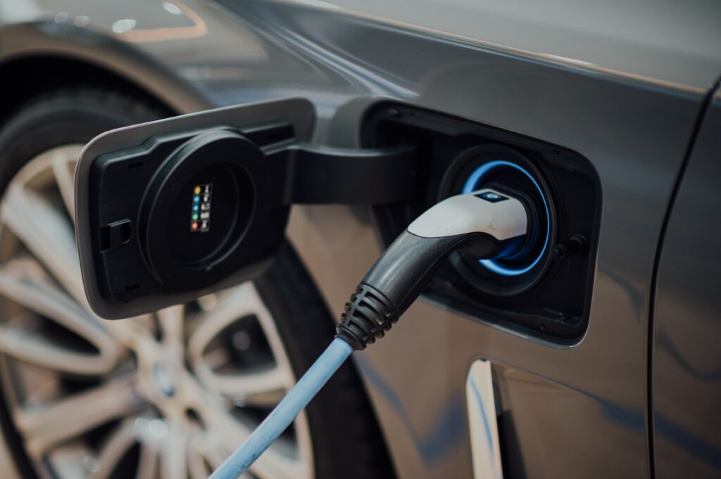 Frenano le auto elettriche in Itali agosto 2022