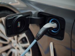 Frenano le auto elettriche in Itali agosto 2022