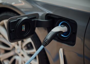 Frenano le auto elettriche in Itali agosto 2022