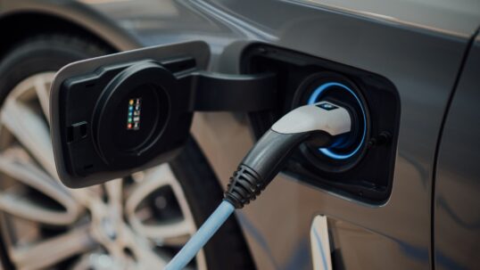 Frenano le auto elettriche in Itali agosto 2022
