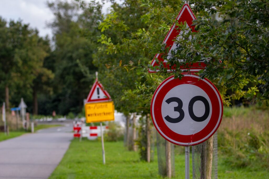 limite di velocità a 30 chilometri orari