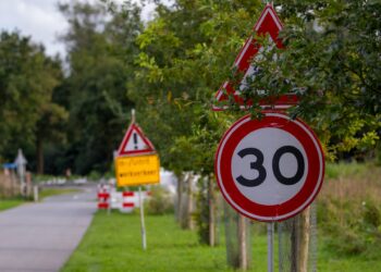 limite di velocità a 30 chilometri orari