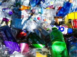 come ridurre l'uso della plastica dell'80% entro il 2040