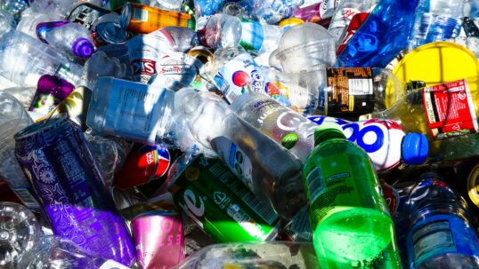 come ridurre l'uso della plastica dell'80% entro il 2040