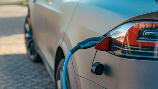 ricaricare un’auto elettrica
