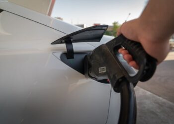 Auto elettrica in crisi o rivoluzione silenziosa: il punto sulla mobilità sostenibile nel 2026
