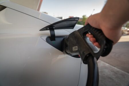 Auto elettrica in crisi o rivoluzione silenziosa: il punto sulla mobilità sostenibile nel 2026