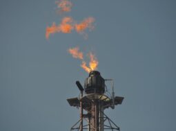 Emissioni di metano dai combustibili fossili: la crisi invisibile che mina gli obiettivi climatici