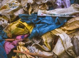 Fast fashion: il viaggio tossico dei vestiti usati che avvelena il Sud del mondo