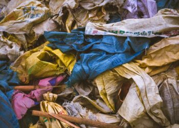 Fast fashion: il viaggio tossico dei vestiti usati che avvelena il Sud del mondo