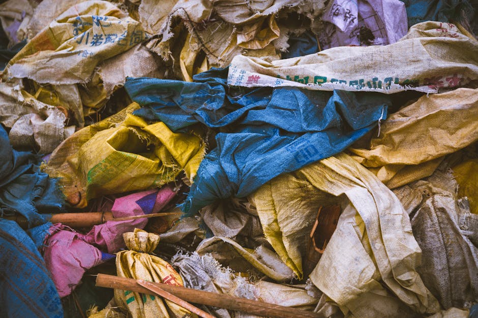 Fast fashion: il viaggio tossico dei vestiti usati che avvelena il Sud del mondo