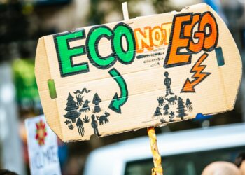 Mobilità elettrica nel 2026: tra record, frenate politiche e nuove regole sulla sicurezza